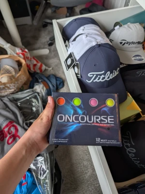 OnCourse färgglada golfbollar 12-pack - Säljer ett 12-pack OnCourse golfbollar i olika färger: orange, gul, grön och rosa. Bollarna har 2-delad teknologi och är tillverkade för att ge lång distans och mjuk känsla. Perfekt för dig som vill sticka ut på golfbanan med färgglada bollar.