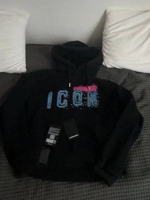 Svart Dsquared2 ICON hoodie ÄKTA  - Svart hoodie från Dsquared2 med stor huva och unik design, värd 6,5 knappt använd , passar S men helst 65+ kg.