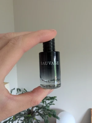 Dior Sauvage Eau de Toilette - 10 ml Dior Sauvage Eau de Toilette. Bara öppnad och doftad på. 