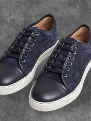 Mörkblå Lanvin sneakers i mocka och läder - Snygga mörkblå Lanvins  med ovandel i mocka och tåparti i slätt läder. Skorna har vita, tjocka gummisulor och mörkblå skosnören. Perfekt för dig som gillar stilrena och moderna sneakers med en lyxig känsla.