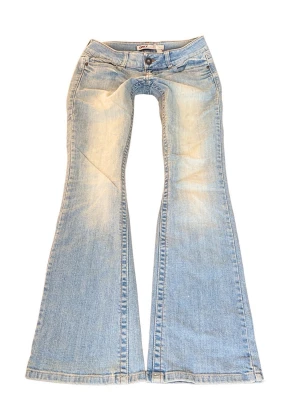 Ljusblå superlågmidjade bootcut jeans   - Så sjukt snygga ljusblå superlågmidjade bootcut jeans! Innebenslängd: 80 cm midjemått: 38 cm