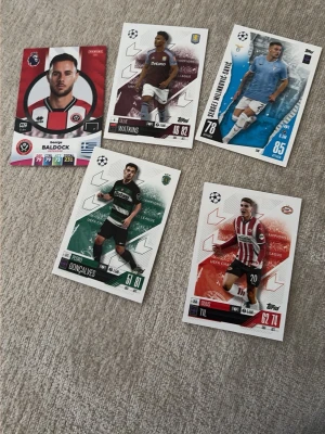 Fem fotbollssamlarkort Topps - Säljer fem olika fotbollssamlarkort från Topps med spelare från olika europeiska klubbar. Korten har färgstarka designer och visar spelare i matchställ, med statistik och klubbmärke tryckt på framsidan. Perfekt för dig som samlar på fotbollskort eller gillar Champions League.