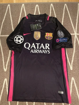 Neymar UCL vintage barca tröja - En ny neymar barca tröja i storlek M. Skriv privat för mer frågor 