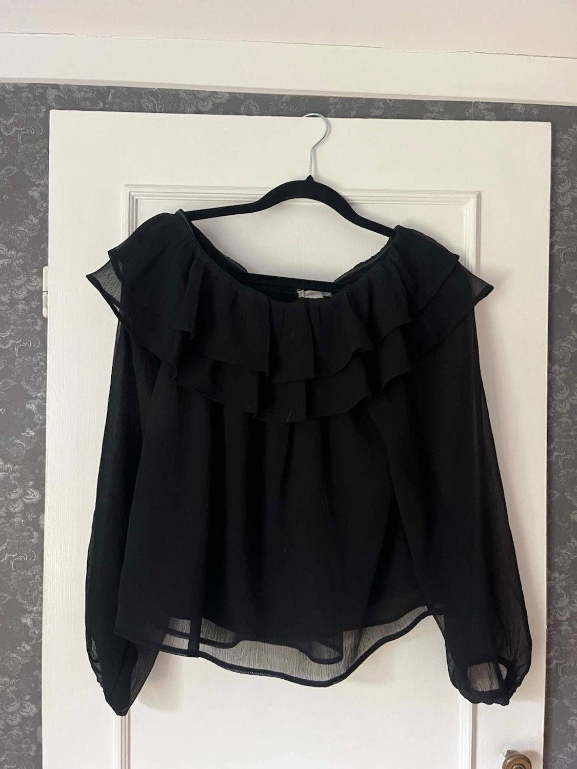 Svart volangblus från Gina Tricot