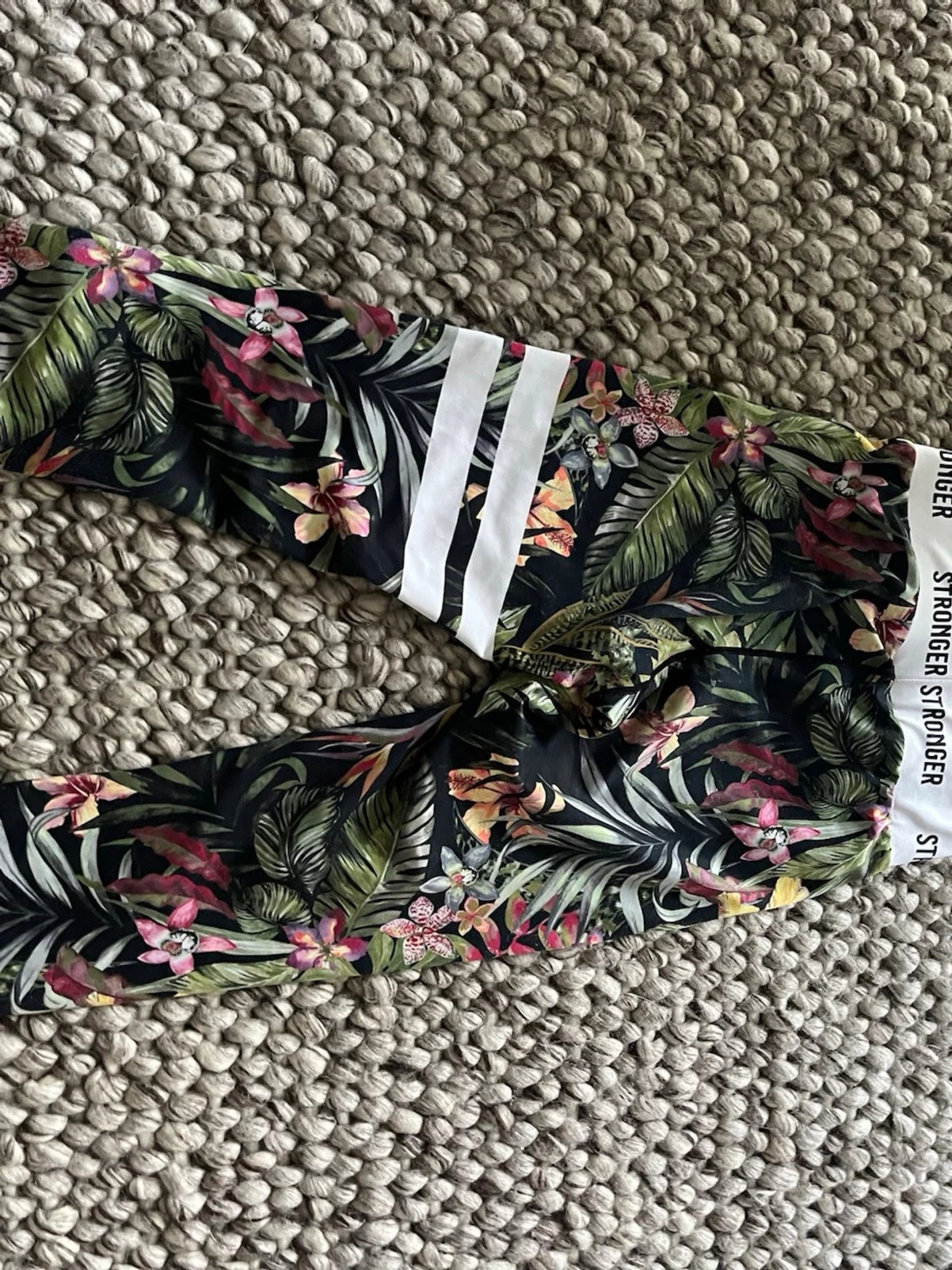 Blommiga tränings tights från STRONGER