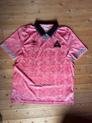 Umbro x Palace fotbollströja - Umbro x palace fotbollströja. Coolt tryck bra passform.