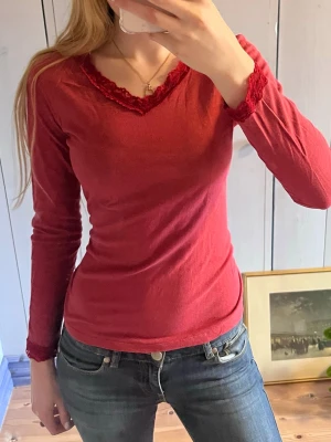 Tröja - Vintage tröja med spetsdetaljer ❤️