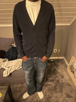 Mörkblå cardigan med knappar - Snygg mörblå caridgan från These glory days | Strolek: S | Längd på han som bär cardiganen | Hör av er om frågor😁