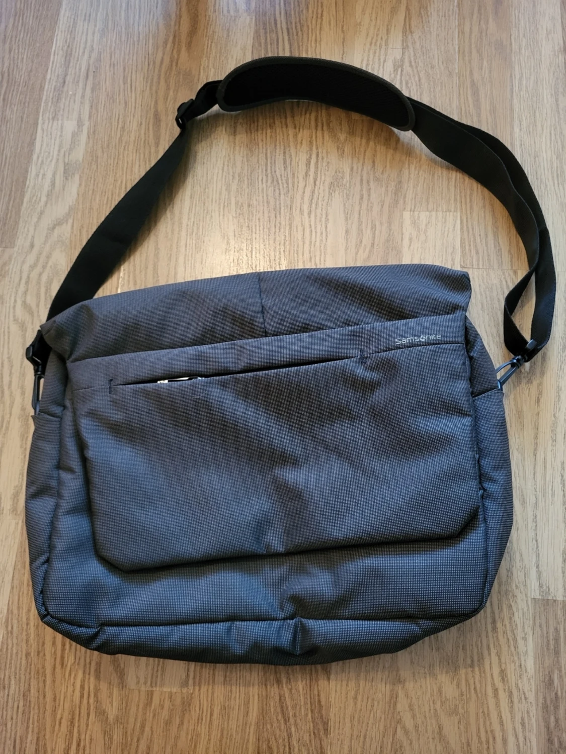 Shoulder sling laptop bag