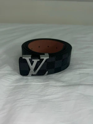 Svart rutigt bälte me grå buckle  - Snyggt rutigt bälte, snygg design bra kvalité 