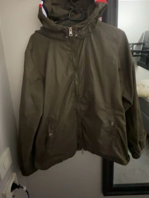 Moncler grimpeurs - Snygg olivgrön vindjacka från Moncler som är perfekt till våren/sommaren. Knappt använd. Scans å allt funkar.