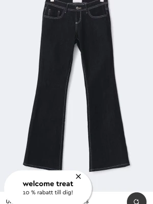 Mörkblå jeans bootcut - Mörkblå utasvängda jeans från Gina tricot i storlek 36, bra skick använda få gånger, slitna vid hälarna men det syns inte när byxorna är på!