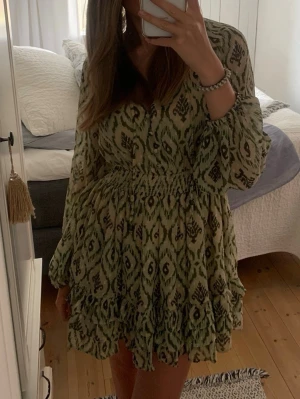 Mönstrad klänning  - Skitsnygg grön mönstrad klänning, perfekt nu till sommaren!🌟mycket bra skick! Pris går att diskutera. 