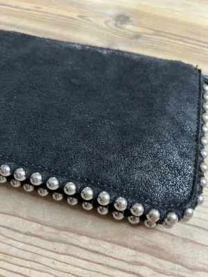Svart väska med nitar - Så snygg väska från Zara! Kan användas som clutch också🥰