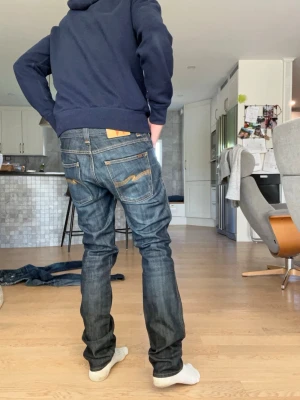 Blå Nudie jeans antagligen ”Grim Tim” - Tjenare, säljer nu mina extremt snygga Nudie jeans i grim trim tror jag, då lappen där i är för sliten för att se, tror även att det är 30:32 men hör av dig för mått 👍