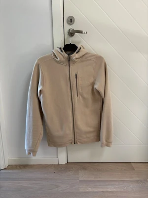 Beige zip hoodie från Sail Racing - Beige zip hoodie från Sail Racing. Mjuk insida. Perfekt för lager-på-lager och chill dagar.