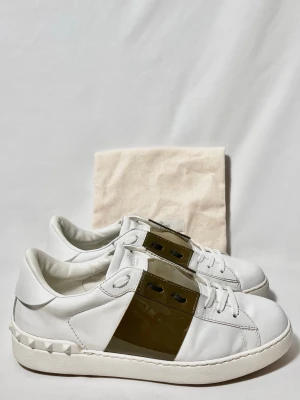 Valentino Open Glossy Sneakers  - Valentino open i en riktigt fet glansig khaki colorway! Toppskick, inga defekter. Storlek 42. Dustbag ingår. Kontakta mig för fler frågor och funderingar!