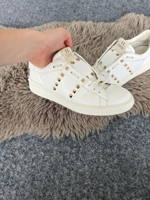 Valentino - Supersnygga Valentino Rockstud Untitled sneakers i storlek 43. Jag har kvar orginalbox samt dustbags, vilket följer med vid köp (skriv om du vill se bilder). Nya kostade de 8000 kr, vilket gör mitt pris relativt billigt. Observera att de har en liten slitning vid ena framtån, men i övrigt är de i mycket bra skick. Hör av dig vid minsta fundering! se mindre se mindre