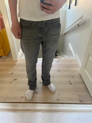 Nudie jeans  - Nudie jeans i grå färg, grim Tim, storlek 31/32 och stora i midjan för mig som är 180, skriv vid frågor!