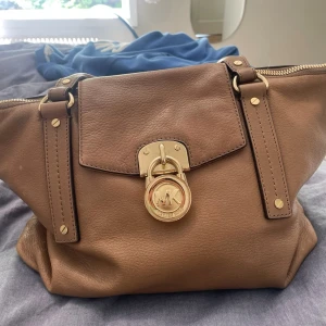 Vintage Michael kors totebag  - Säljer en äkta Michael kors väska som är köpt i London för många många år sen💕väskan är i läder och är användbar dagligen. Den har kommit till en del användning fast den har inga skador som hindrar användningen av den💕pga defekterna som hamnat på väskan så är jag öppen för att diskutera priset 💕skriv gärna ifall ni har frågor eller vill ha fler bilder, svarar jättesnabbt💕