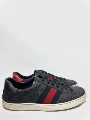 Gucci Ace sneakers svarta - Gucci Ace sneakers i en väldigt populär och eftertraktad modell! Fint skick, inga defekter, förutom insida häl lite sliten som syns på bild. Endast skor. Us 7 passar 41/42. Kontakta mig för fler frågor och funderingar!