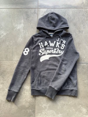 Hoodie - Grå Hoodie från Superdry  - Storlek M (Skulle säga en storlek mellan S och M) - 9/10 Skick - Fraktar inom 2 dagar  Skriv för funderingar!