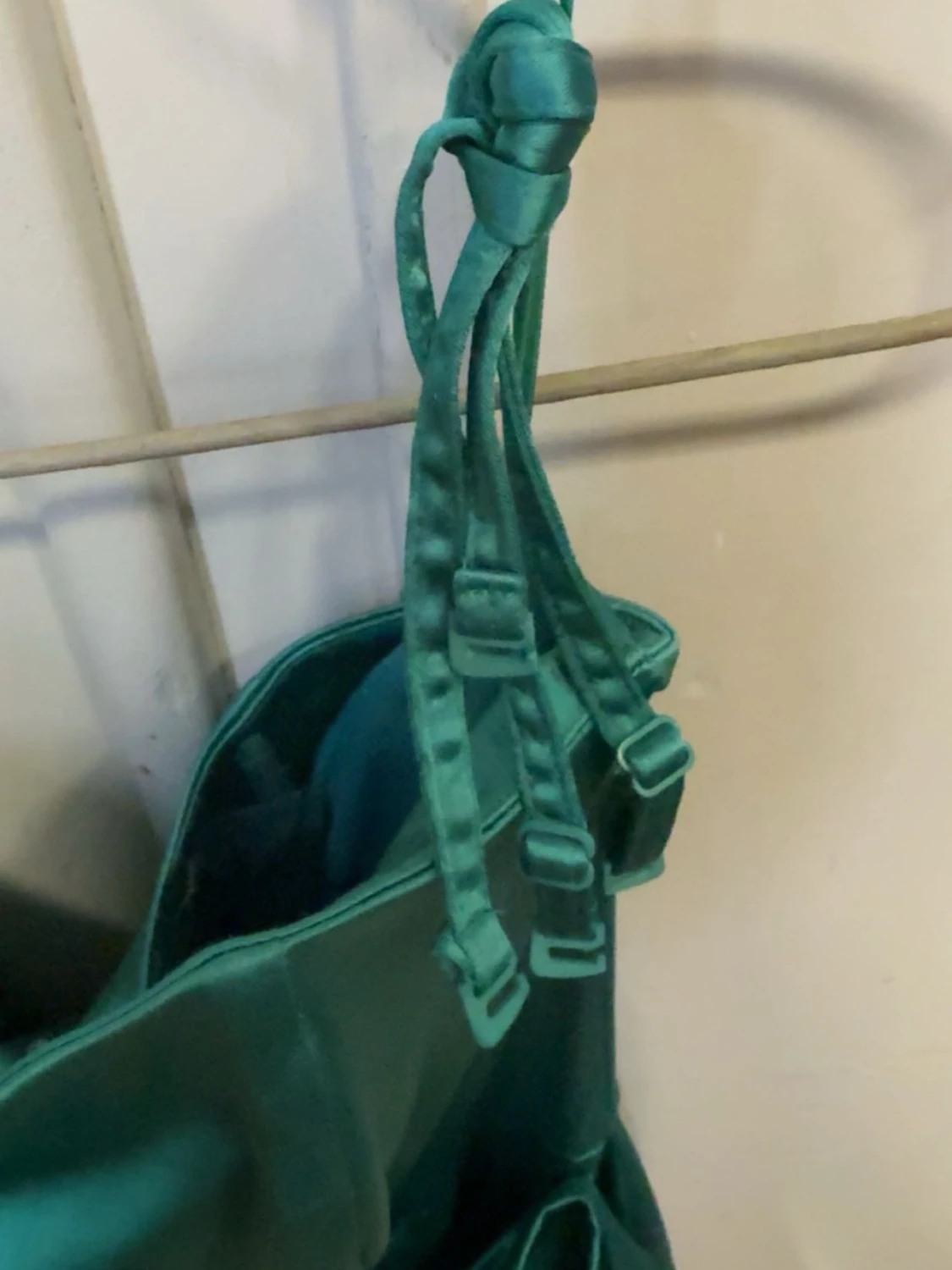 Turkos satin klänning med rosett - 3