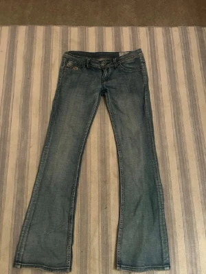 Low waist bootcut diesel jeans - Säljer dessa as snygga jeans från diesel. Jag har använt dessa några fåtal gånger.            Midjemått tvärs över= 38 cm Lårmått= ca 22 cm Innerbenslängd= 76 cm
