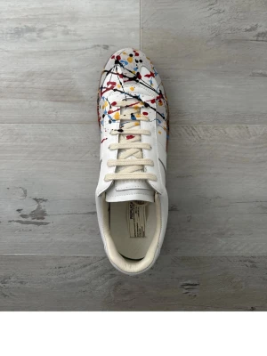 Vit sneaker med färgstänk - Skor.