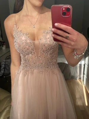 Balklänning - Så fin balklänning som endast är använd vid ett tillfälle. Den går att knäppa upp i ryggen samt har en dragkedja på baksidan (syns på bild 3/4). Banden är uppsydda men går att sprätta upp om det skulle behövas!💕