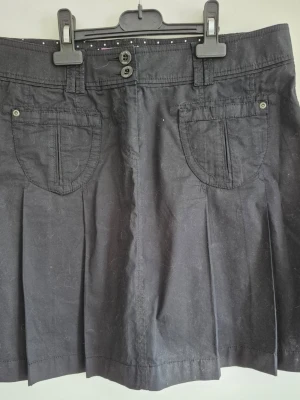 Kort svart kjol - Kort svart kjol med veck.