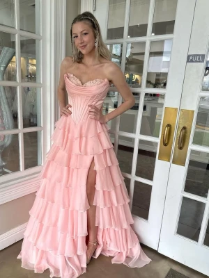 Rosa Balklänning - Världens finaste balklänning!Axelbandslös design och korsettliv i satin. Kjolen har flera lager volanger och en hög slits framtill. Överdelen är dekorerad med spetsdetaljer och ger en elegant siluett. Perfekt för bal eller student! Skulle säga storlek M, men relativt stor i bysten ändå. Dragkedja där bak. Användes på min bal så har väl lite tecken på användning där nere, skriv gärna innan ni köper så vi kan se till att den passar💕 #balklänning #stockholmstil #rosa #student