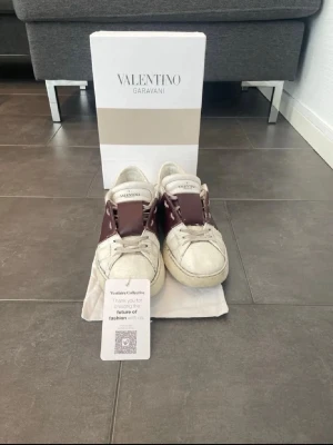 Valentino open skor - Valentino open skor herr| pris:1999kr| storlek:41| skick: 7/10| box, dustbag och kvitto tillkommer| hör av dig vid minsta lilla fundering eller fråga|