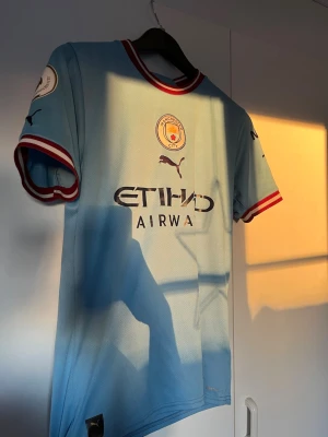 Manchester City  - Manchester city tröja i storlek s i bra skick och med haaland på ryggen. Skriv för frågor.