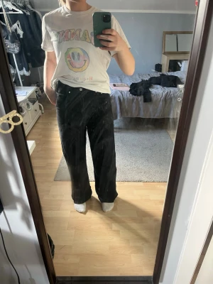 Levis high rise - Säljer dessa för att de inte kommer till användning! Inga defekter, förutom att de har fått en grå ”nyans” på grund av tvättning! Storlek 28 och de är högmidjade