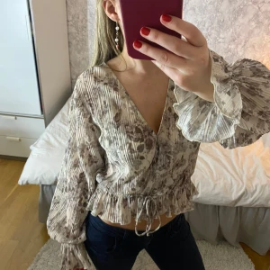 Blus!  - Blus med fina detaljer och snyggt mönster! 