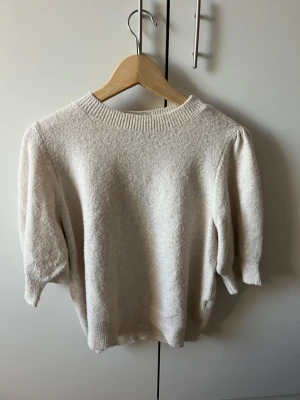 Stickad tröja med kort ärm  - Kortärmad stickad tröja från Vero Moda. Tröjan har bara använts två gånger💕💕