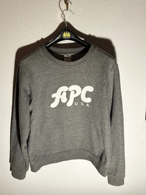 APC TRÖJA  - (Säljer för riktigt bra pris)  Tja. Säljer nu denna riktigt fina apc hoodie i nyskick. Tröjan är använd fåtal gånger. Passar S-M. Tveka inte på att ställa frågor’! 🤩