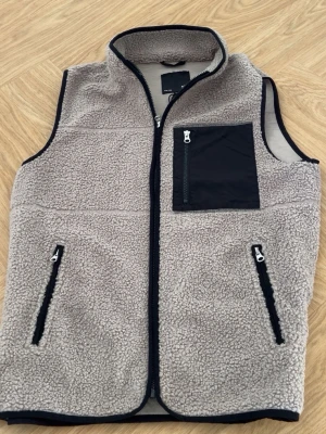 Beige Fleeceväst - Snygg väst perfekt till våren. Passar tyvärr inte mig därför säljer jag! Inga defekter🔥 Skriv för funderingar! Pris kan diskuteras