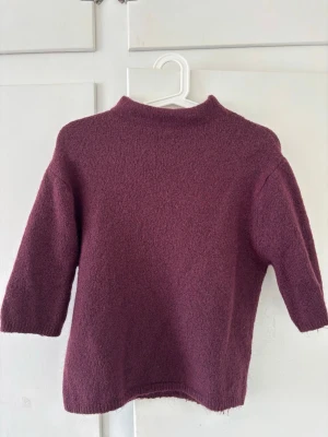 Gina tricot stickad t-shirt vinröd - Använd fåtal gånger medelhög krage stl 170= XS/S