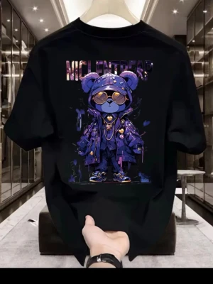 Svart t-shirt med cool björntryck - Svart t-shirt med ett stort färgstarkt tryck av en streetstyle-björn i lila och blå toner på ryggen och ett mindre tryck fram. T-shirten har rund hals och korta ärmar. Perfekt för dig som gillar unika och trendiga motiv.