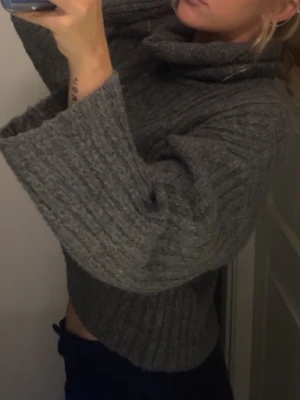 Stickad polo tröja  - Stickad polo tröja i färgen grå, använd flertal gånger men är ändå i fint skick! Passar perfekt till kallare kvällar❣️