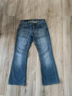 Lee bootcut jeans Vintage  - Skick: 9/10 | Storlek: 30/32 | Pris: 999 | Finns inga defekter | Passar längd 165-170 eller för dig som har dessa mått på jeans | Hör av er vid frågor! 🙌  Se mått nedan:  Midja: 37 cm  Längd: 98 cm  Benöppning: 24 cm  Bra att veta:  - Jag gör ej returer! 