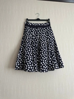 Marin blå  prickig kjol  - Marin blå  prickig kjol 