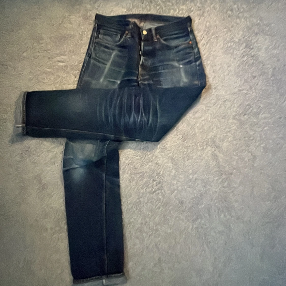 Mörkblå raka jeans med slitningar - 1