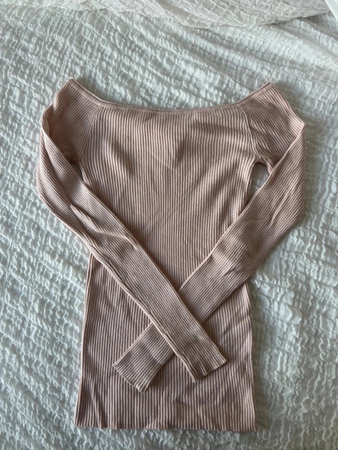 Ljusrosa ribbad offshoulder topp