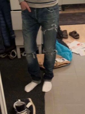 Earnest Sewn - Säljer ett par feta selvedge jeans från Earnest Sewn med slitningar. Bra skick utöver slitningarna (om man räknar de som defekt). Storlek W29