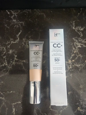 IT Cosmetics CC+Cream Full Coverage - IT Cosmetics CC+ Cream Color Correcting Full Coverage Cream med SPF 50. Nyans: Fair Beige. Volym: 32 ml.  Kartongen är lite medtagen och den är färgtestad av mig. All övrig produkt är kvar.