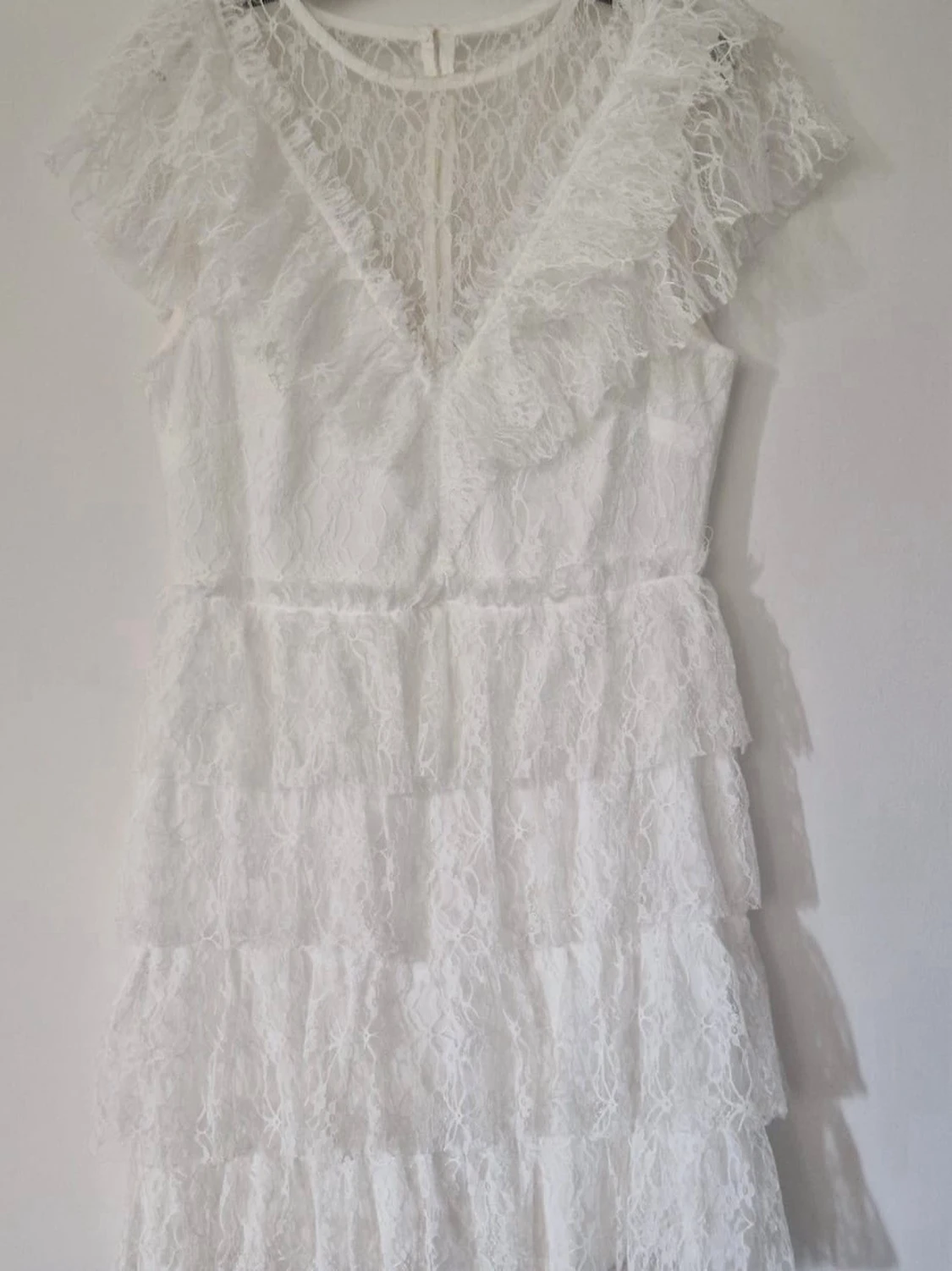 Vit spetsklänning med volanger - 1