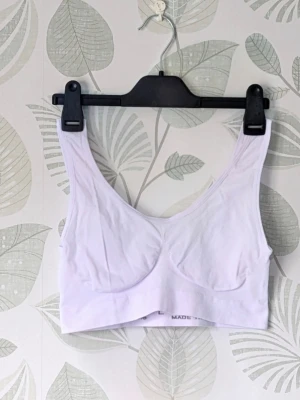 Yogabh Bh Yogatopp Storlek L - - Storlek L . - Utan vaddering och byglar. - Oanvänt bara tvärtestad. - Väldigt skön och bekväm. - Jag kan ha missat någon miniskavank men jag har försökt att granska så gott det går.  🌿 Går bra att hämta i Umeå. 🌿 Maila mig gärna vid funderingar. 